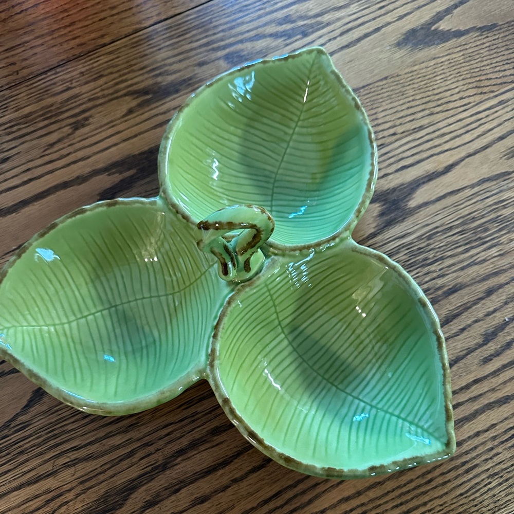 Pottery barn, tropical leaf three section condiment server with handle